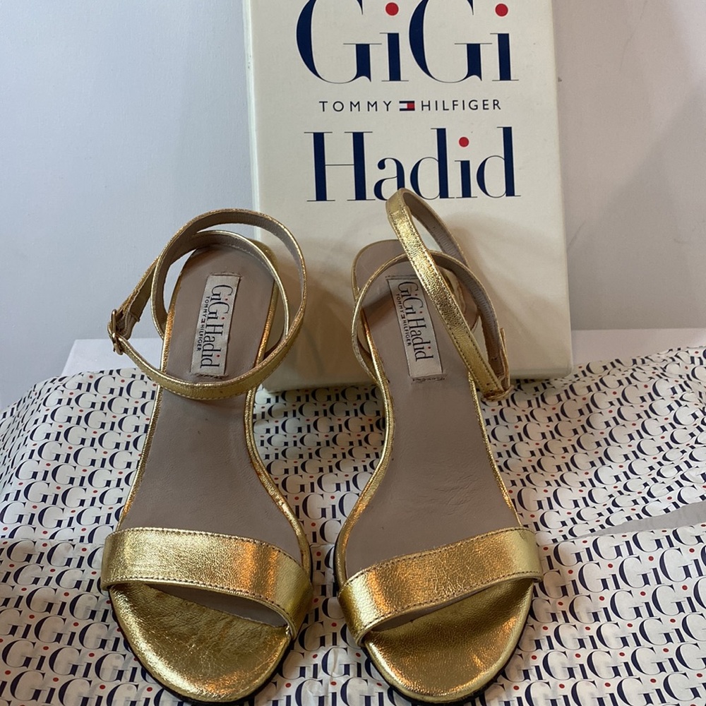 GiGi Hadid X Tommy Hilfiger Strappy Sandal Ankle Strap Gold Metallic NWT 39/ 8.5